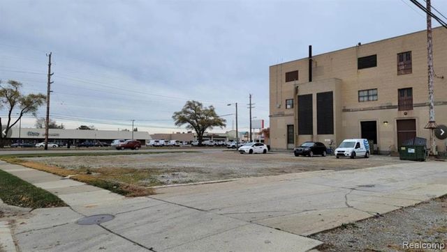 7356 E 10 Mile Road, Center Line, MI 48015