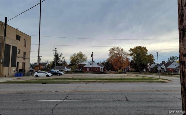 7356 E 10 Mile Road, Center Line, MI 48015