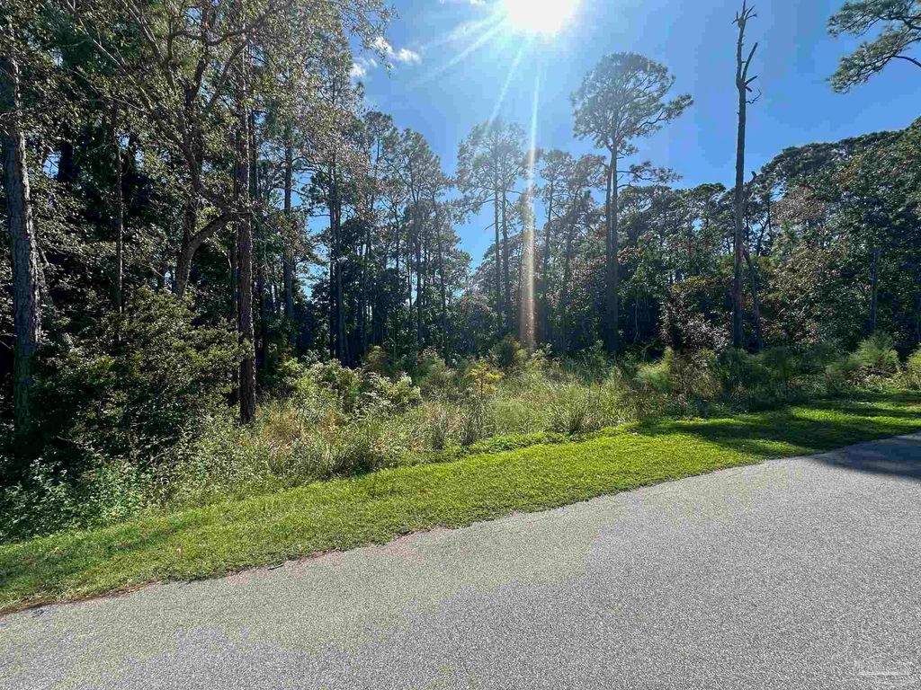 3857 Paradise Bay Dr, Gulf Breeze, FL 32563