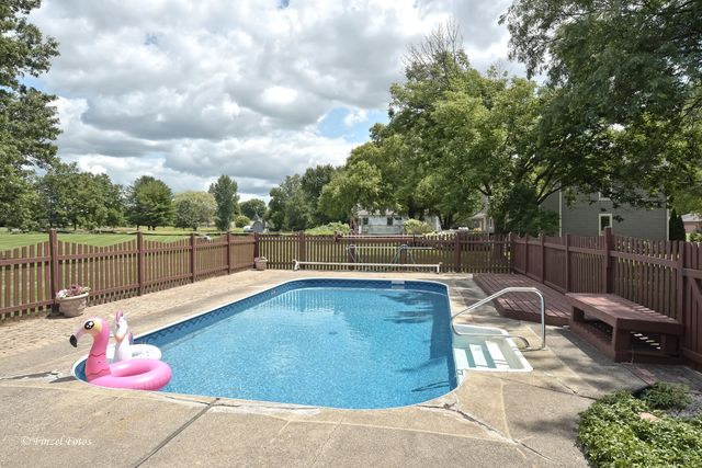 37W390 Linda Lane, Elgin, IL 60124
