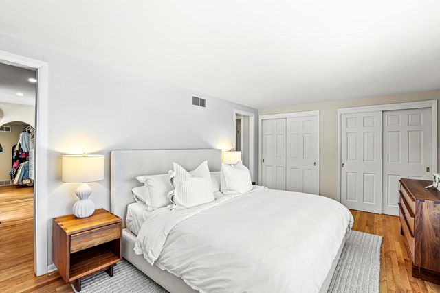 9062 N Lake DRIVE, Bayside, WI 53217