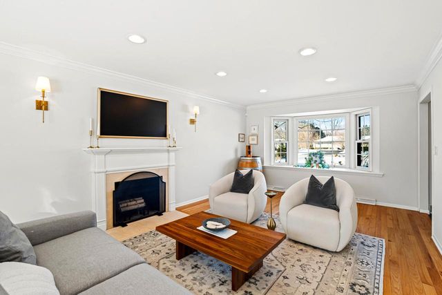 9062 N Lake DRIVE, Bayside, WI 53217