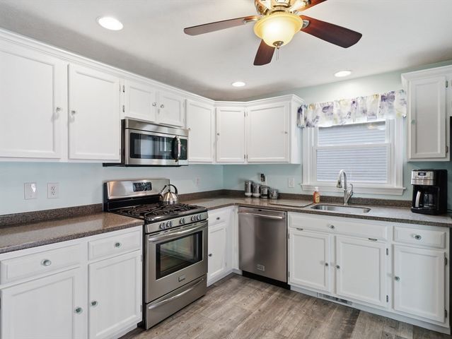 48 Oak Knoll Rd, Lowell, MA 01852