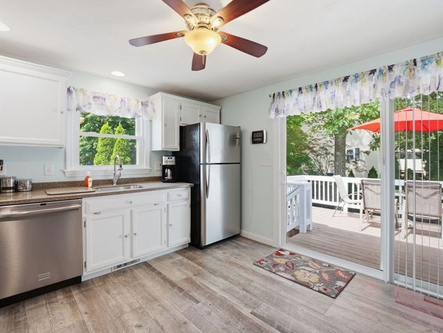 48 Oak Knoll Rd, Lowell, MA 01852