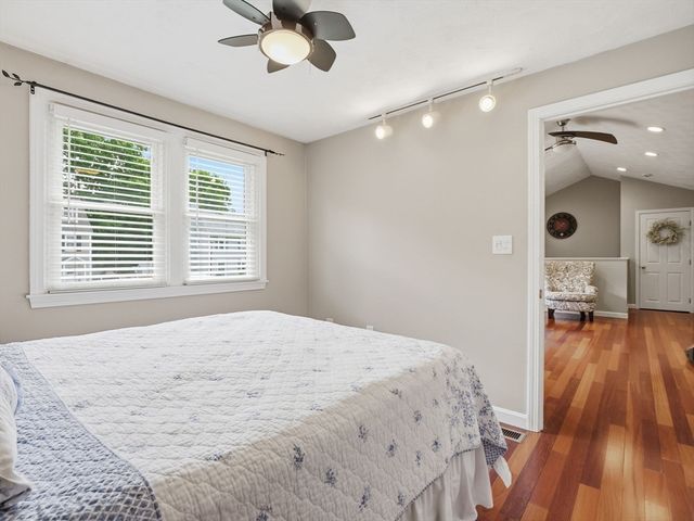 48 Oak Knoll Rd, Lowell, MA 01852