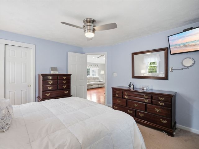 48 Oak Knoll Rd, Lowell, MA 01852