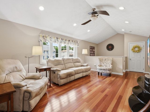 48 Oak Knoll Rd, Lowell, MA 01852