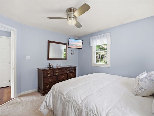 48 Oak Knoll Rd, Lowell, MA 01852