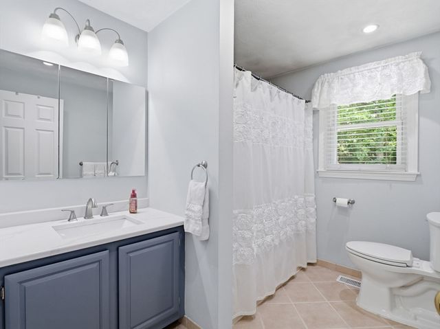 48 Oak Knoll Rd, Lowell, MA 01852