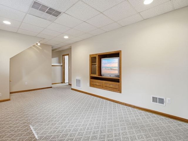 48 Oak Knoll Rd, Lowell, MA 01852
