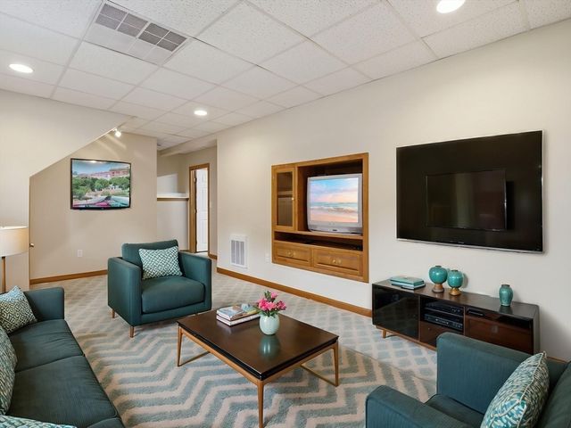 48 Oak Knoll Rd, Lowell, MA 01852