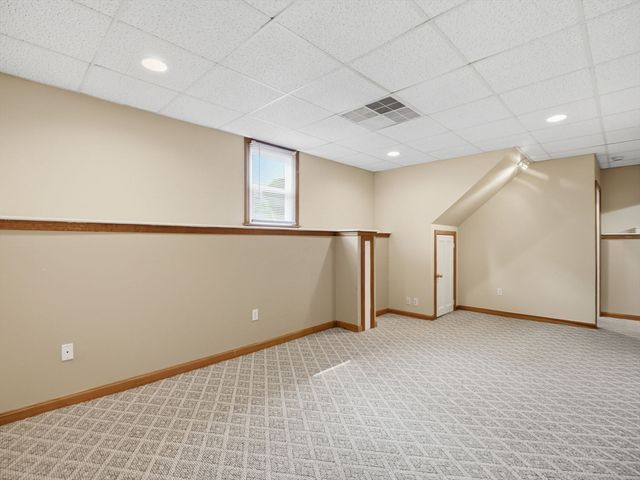 48 Oak Knoll Rd, Lowell, MA 01852