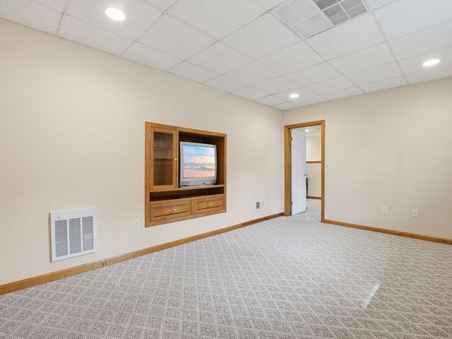 48 Oak Knoll Rd, Lowell, MA 01852