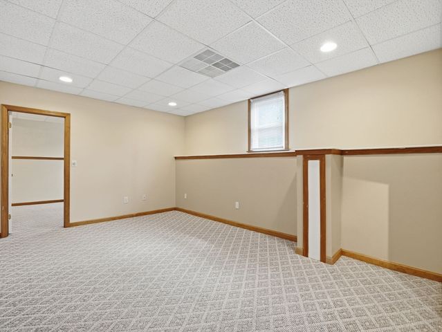 48 Oak Knoll Rd, Lowell, MA 01852