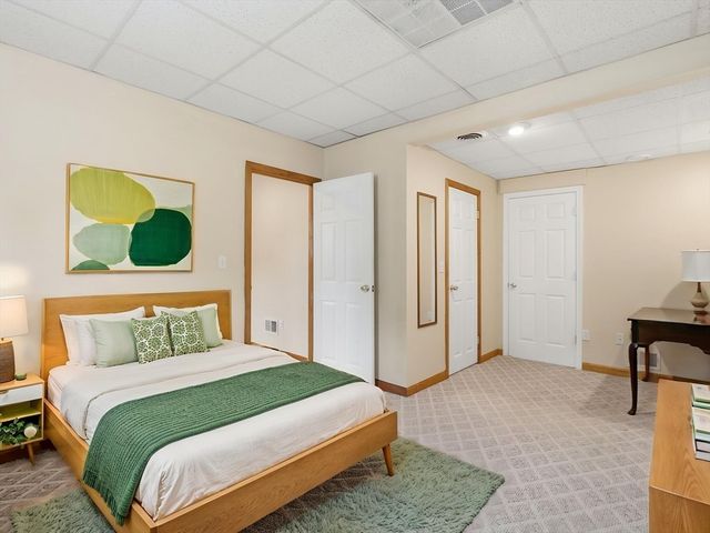48 Oak Knoll Rd, Lowell, MA 01852