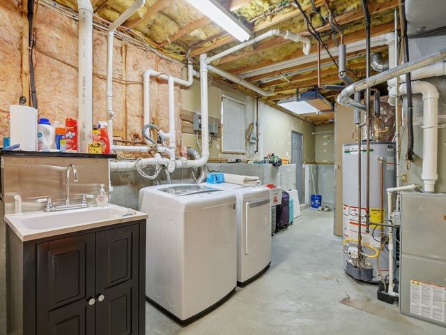 48 Oak Knoll Rd, Lowell, MA 01852