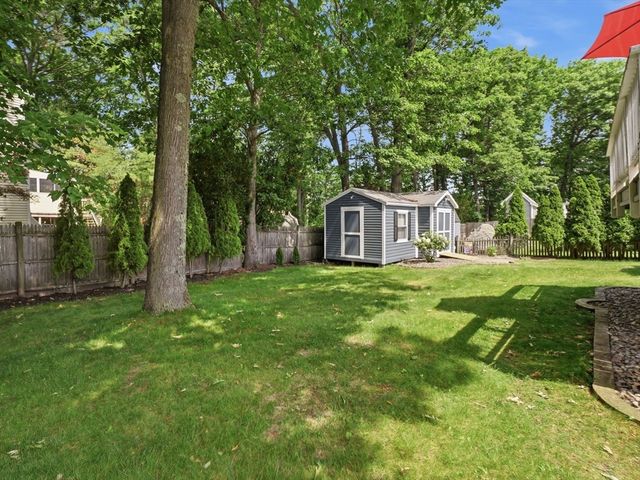 48 Oak Knoll Rd, Lowell, MA 01852