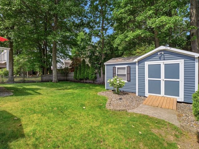 48 Oak Knoll Rd, Lowell, MA 01852