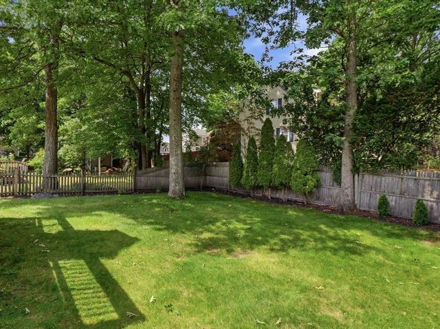 48 Oak Knoll Rd, Lowell, MA 01852