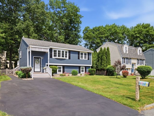48 Oak Knoll Rd, Lowell, MA 01852