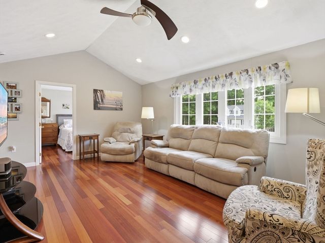48 Oak Knoll Rd, Lowell, MA 01852