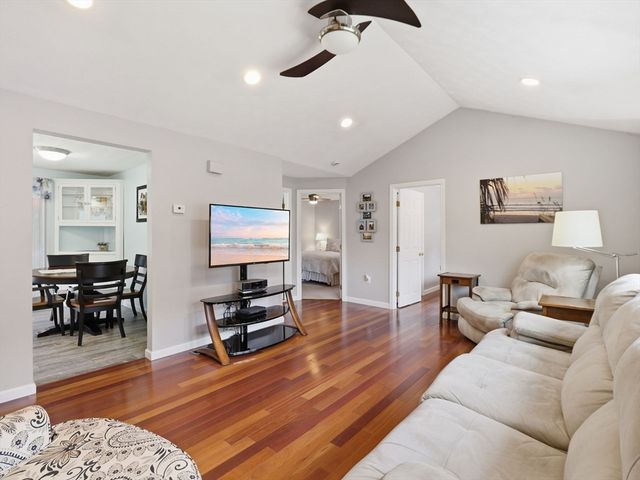 48 Oak Knoll Rd, Lowell, MA 01852