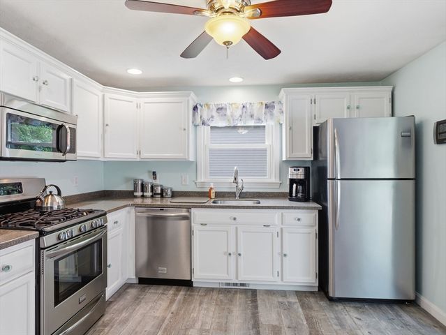 48 Oak Knoll Rd, Lowell, MA 01852