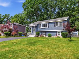48 Oak Knoll Rd, Lowell, MA 01852
