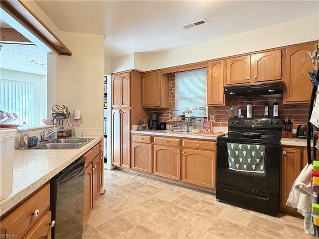 202 Sheffield LN, Yorktown, VA 23693