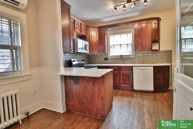 101 N 54 Street, Omaha, NE 68132