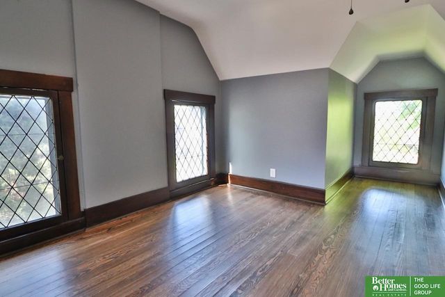 101 N 54 Street, Omaha, NE 68132