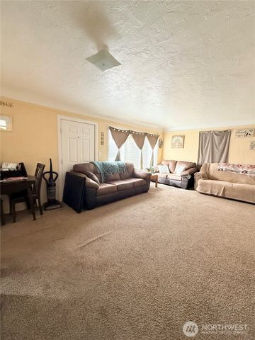 216 Cherry Avenue W, Omak, WA 98841