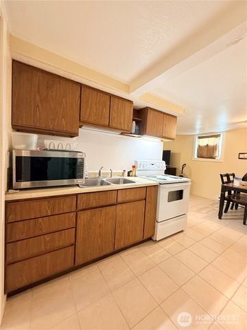 216 Cherry Avenue W, Omak, WA 98841