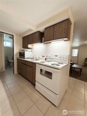 216 Cherry Avenue W, Omak, WA 98841