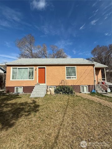 216 Cherry Avenue W, Omak, WA 98841