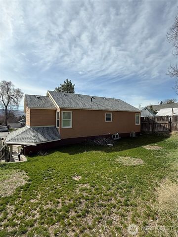 216 Cherry Avenue W, Omak, WA 98841