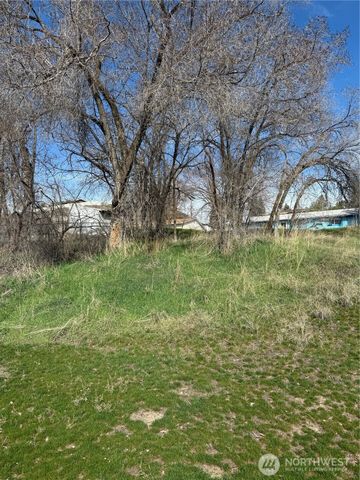 216 Cherry Avenue W, Omak, WA 98841