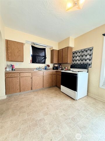 216 Cherry Avenue W, Omak, WA 98841