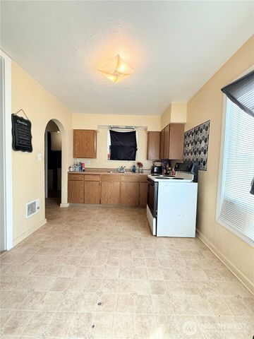 216 Cherry Avenue W, Omak, WA 98841