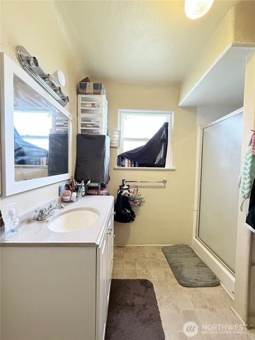 216 Cherry Avenue W, Omak, WA 98841