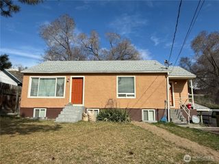 216 Cherry Avenue W, Omak, WA 98841