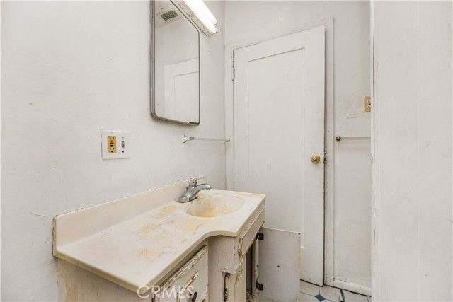 2514 Exposition, Los Angeles, CA 90018