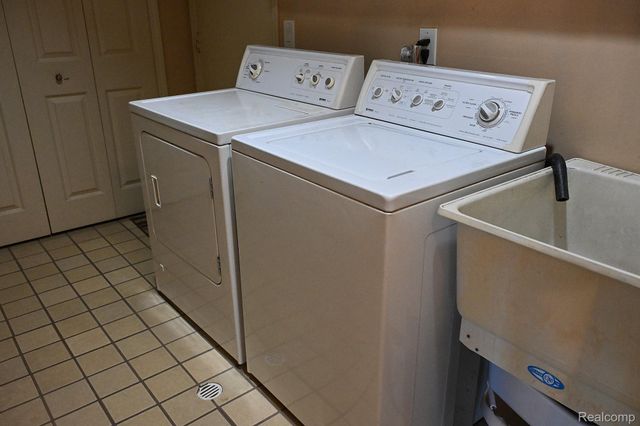 4427 Cahill Drive, Troy, MI 48098