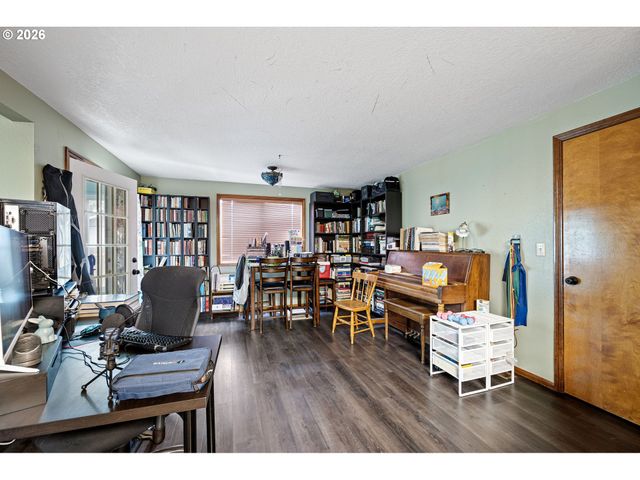 25181 CHENEY Dr, Veneta, OR 97487
