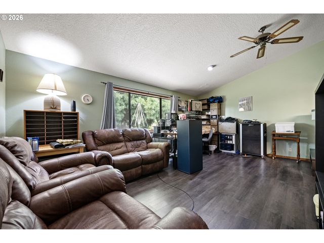 25181 CHENEY Dr, Veneta, OR 97487