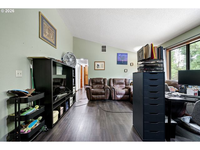 25181 CHENEY Dr, Veneta, OR 97487