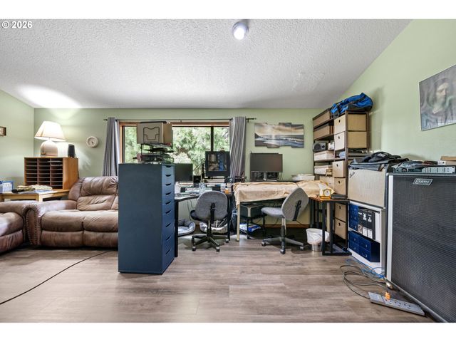 25181 CHENEY Dr, Veneta, OR 97487