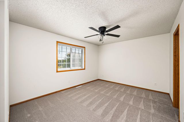 18275 Kerrville Trail 402, Lakeville, MN 55044