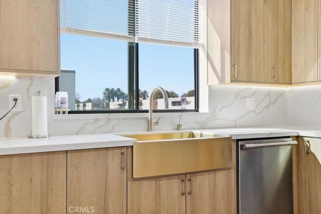 6511 N Contour Lane, North Hollywood, CA 91606