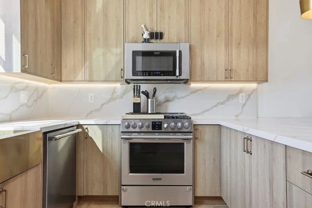 6511 N Contour Lane, North Hollywood, CA 91606